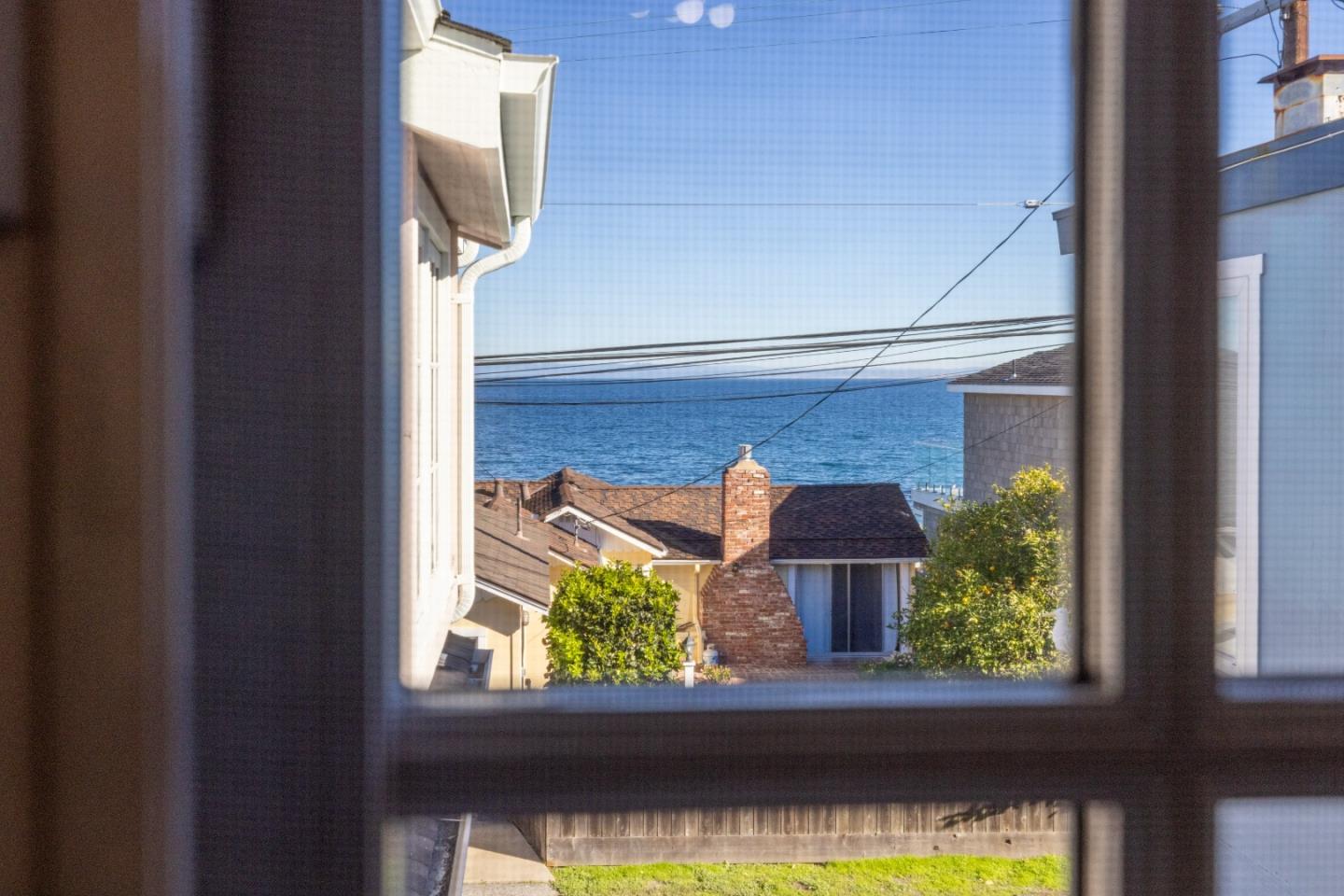 Detail Gallery Image 7 of 24 For 715 Mermaid Ave, Pacific Grove,  CA 93950 - 2 Beds | 2 Baths