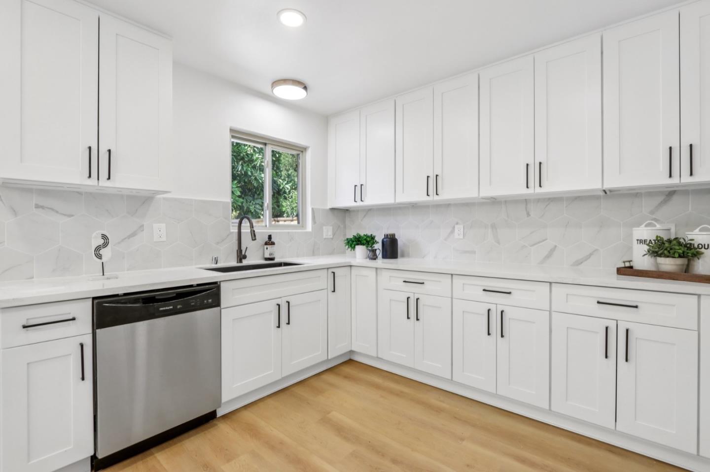 Detail Gallery Image 5 of 40 For 33359 University Dr, Union City,  CA 94587 - 4 Beds | 2 Baths