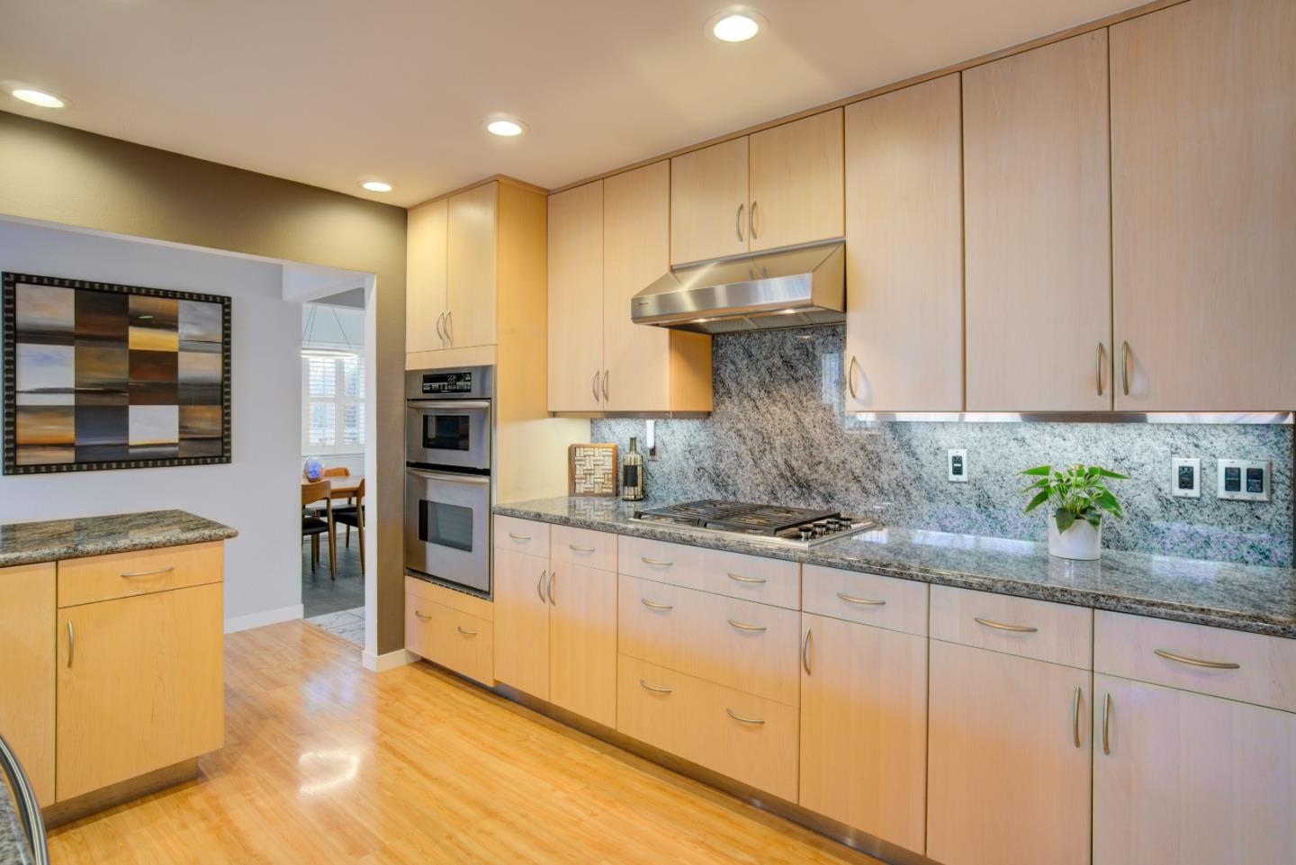 Detail Gallery Image 12 of 44 For 967 Erica Dr, Sunnyvale,  CA 94086 - 5 Beds | 3 Baths