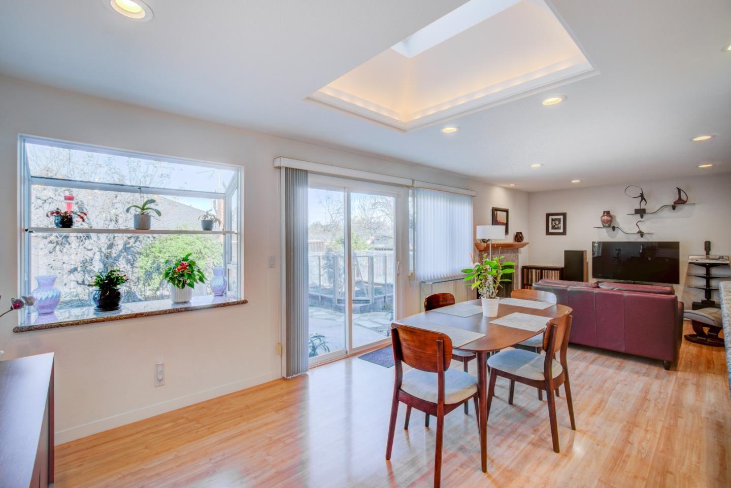 Detail Gallery Image 17 of 44 For 967 Erica Dr, Sunnyvale,  CA 94086 - 5 Beds | 3 Baths