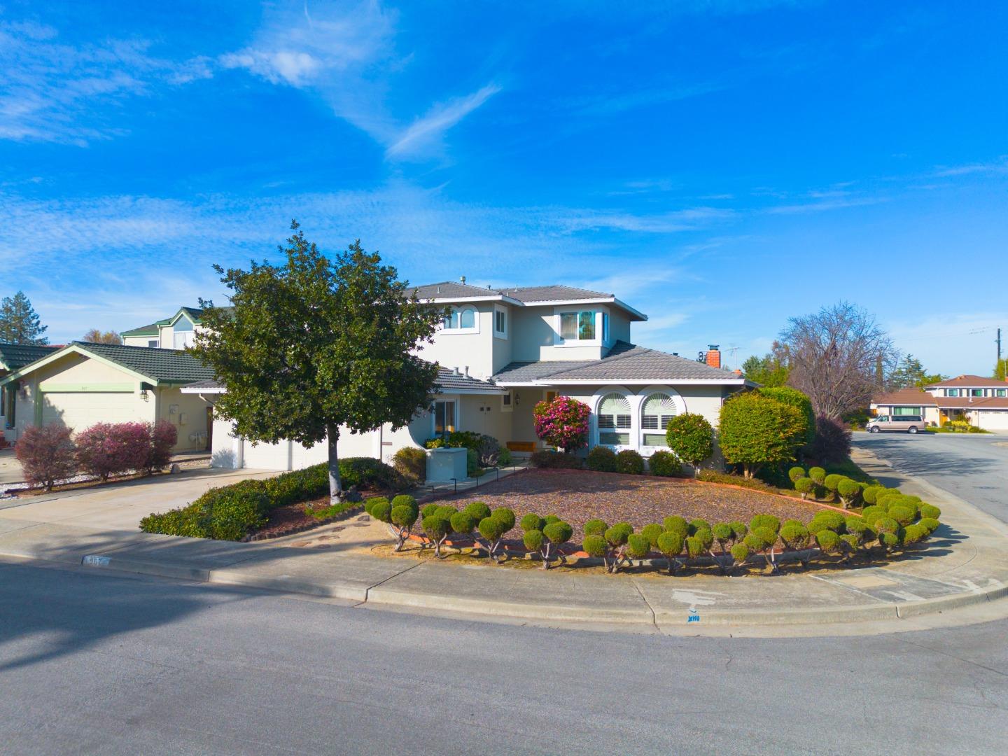 Detail Gallery Image 2 of 44 For 967 Erica Dr, Sunnyvale,  CA 94086 - 5 Beds | 3 Baths