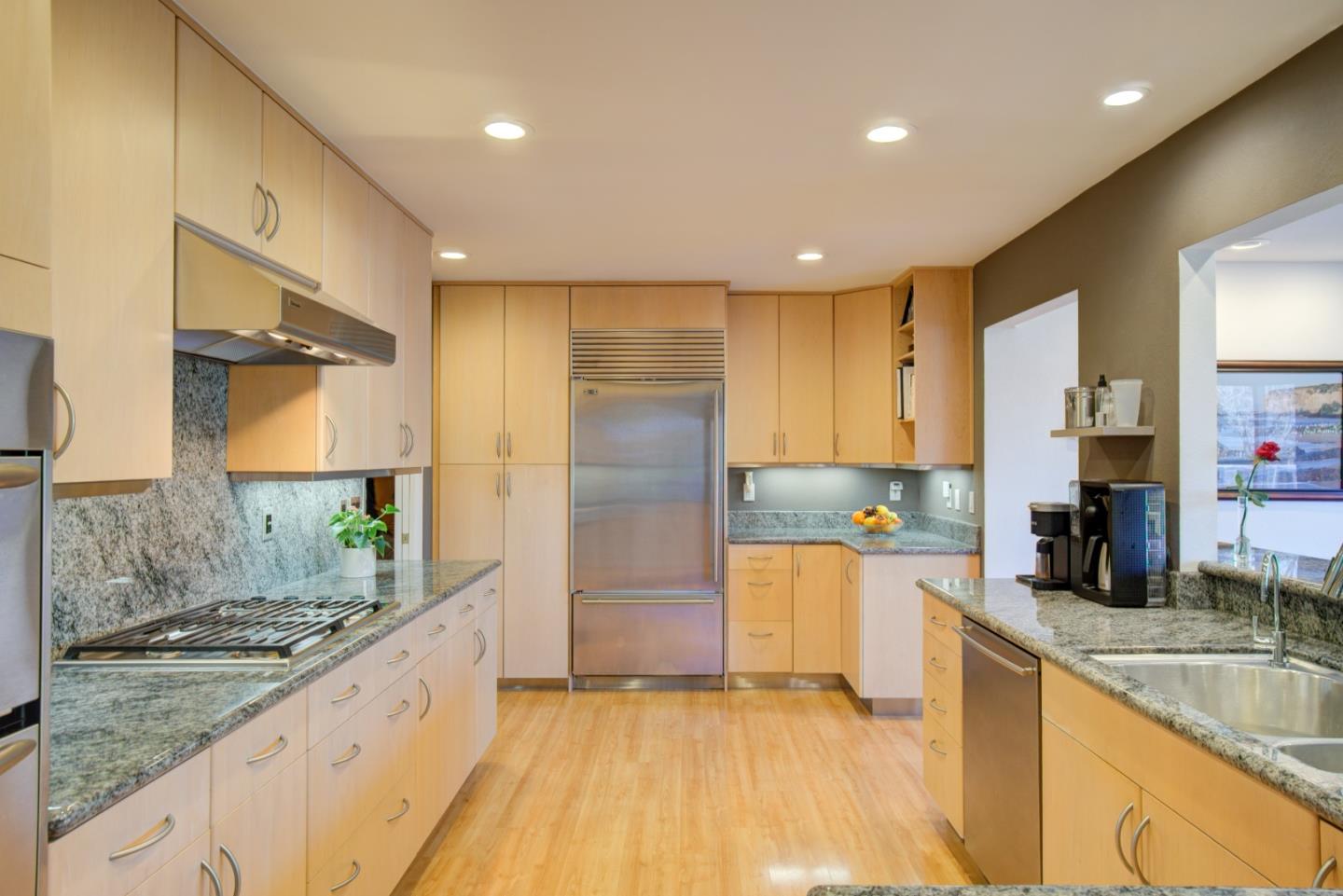 Detail Gallery Image 8 of 44 For 967 Erica Dr, Sunnyvale,  CA 94086 - 5 Beds | 3 Baths