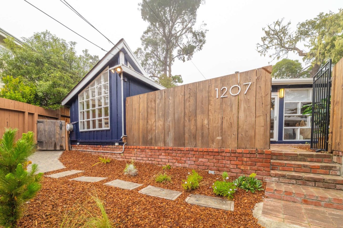 Detail Gallery Image 4 of 58 For 1207 Presidio Blvd, Pacific Grove,  CA 93950 - 5 Beds | 2 Baths