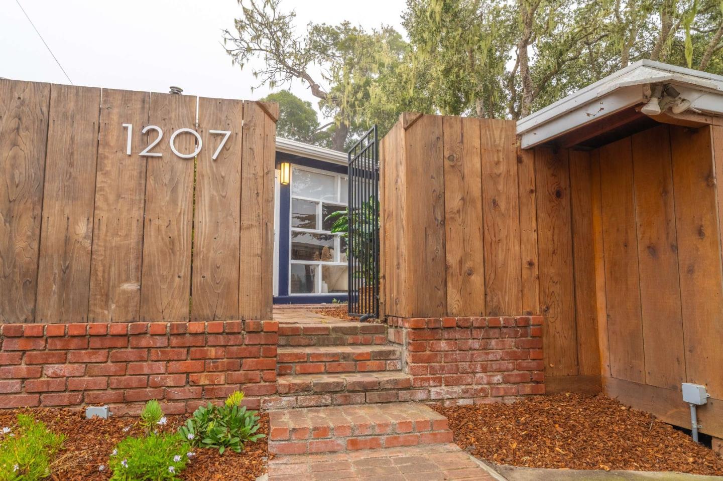 Detail Gallery Image 5 of 58 For 1207 Presidio Blvd, Pacific Grove,  CA 93950 - 5 Beds | 2 Baths