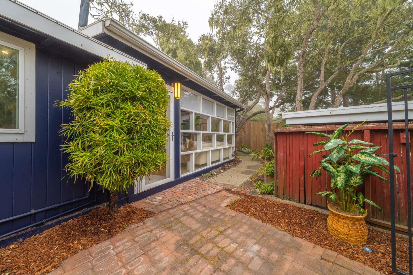 Detail Gallery Image 7 of 58 For 1207 Presidio Blvd, Pacific Grove,  CA 93950 - 5 Beds | 2 Baths