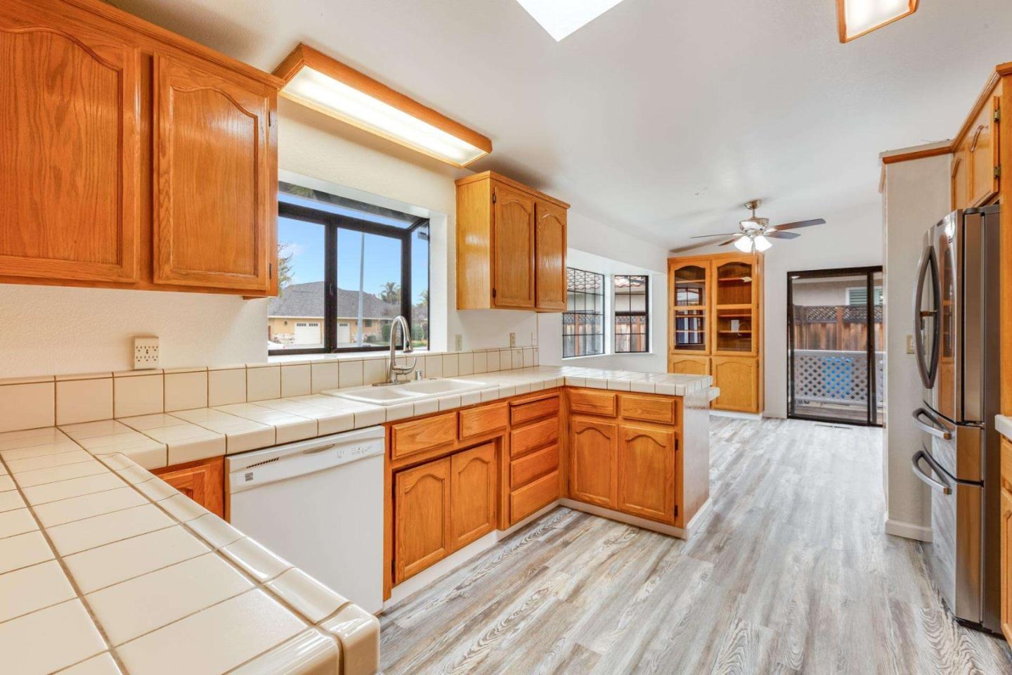 Detail Gallery Image 4 of 29 For 431 Paul Dr, Hollister,  CA 95023 - 3 Beds | 2 Baths