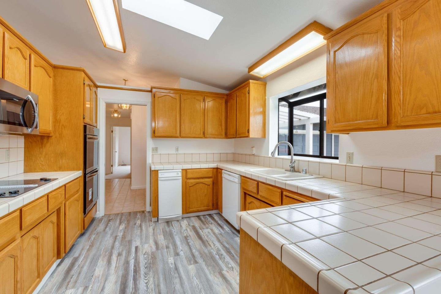 Detail Gallery Image 5 of 29 For 431 Paul Dr, Hollister,  CA 95023 - 3 Beds | 2 Baths