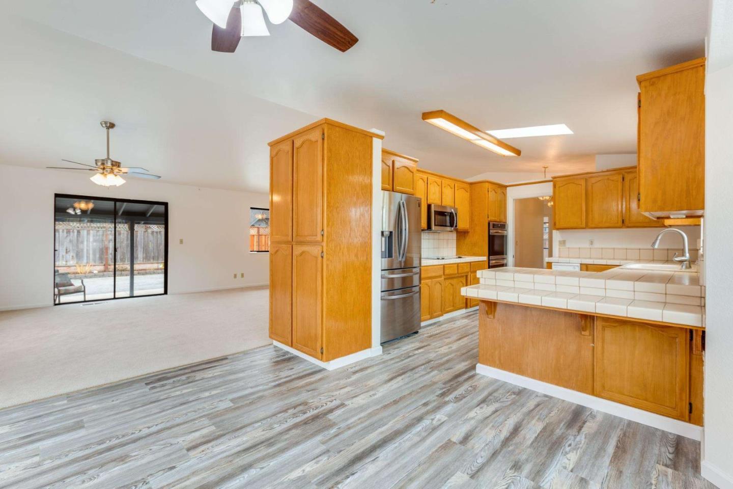 Detail Gallery Image 7 of 29 For 431 Paul Dr, Hollister,  CA 95023 - 3 Beds | 2 Baths