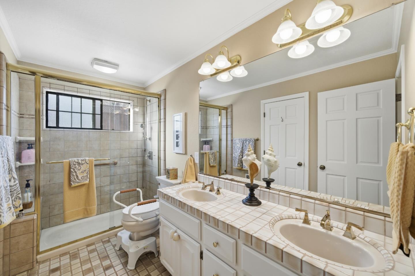 Detail Gallery Image 27 of 45 For 733 Temescal Way, Redwood City,  CA 94062 - 5 Beds | 3/1 Baths