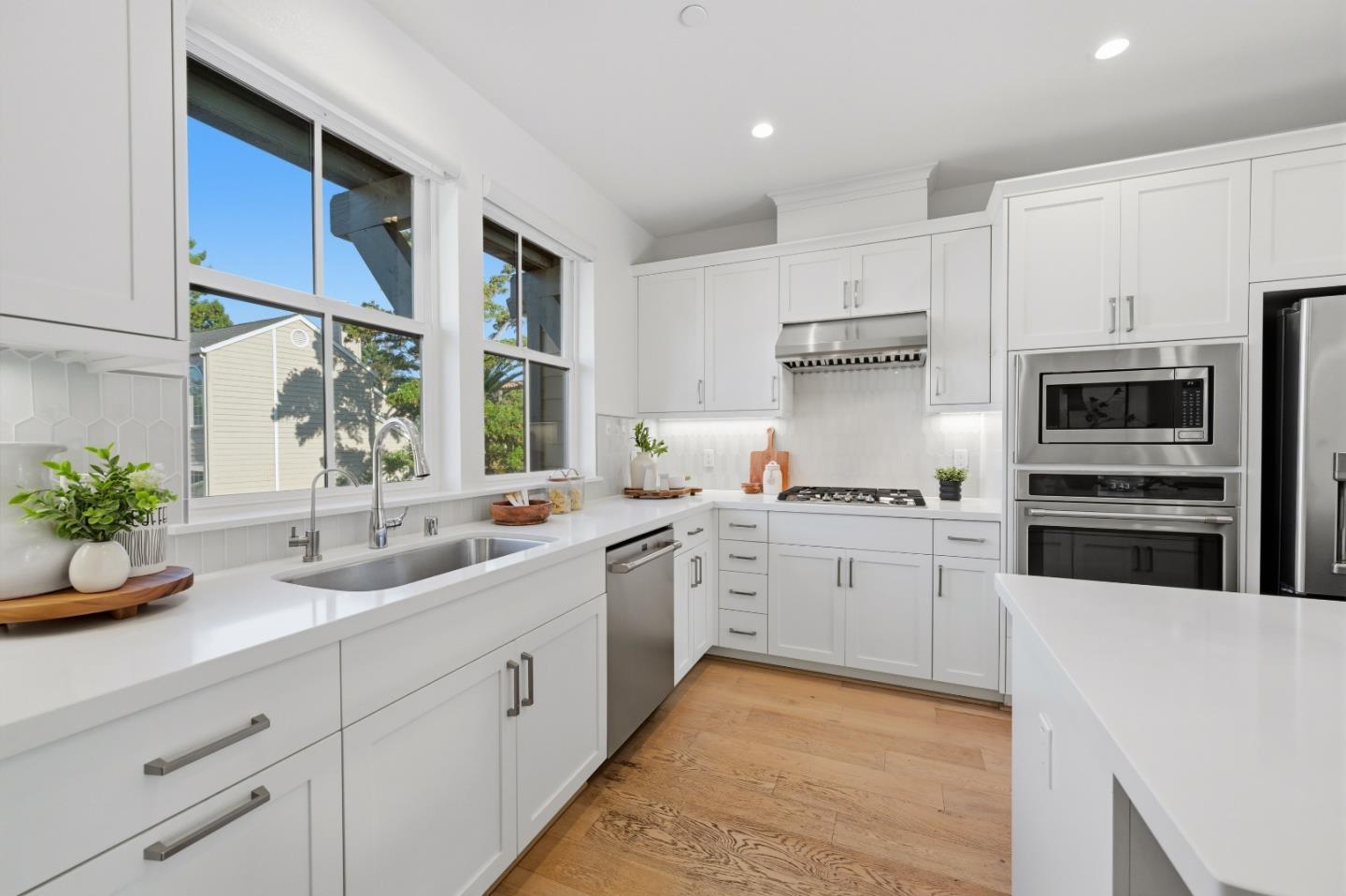 Detail Gallery Image 18 of 110 For 2020 Thea Cir, Mountain View,  CA 94043 - 3 Beds | 3/1 Baths