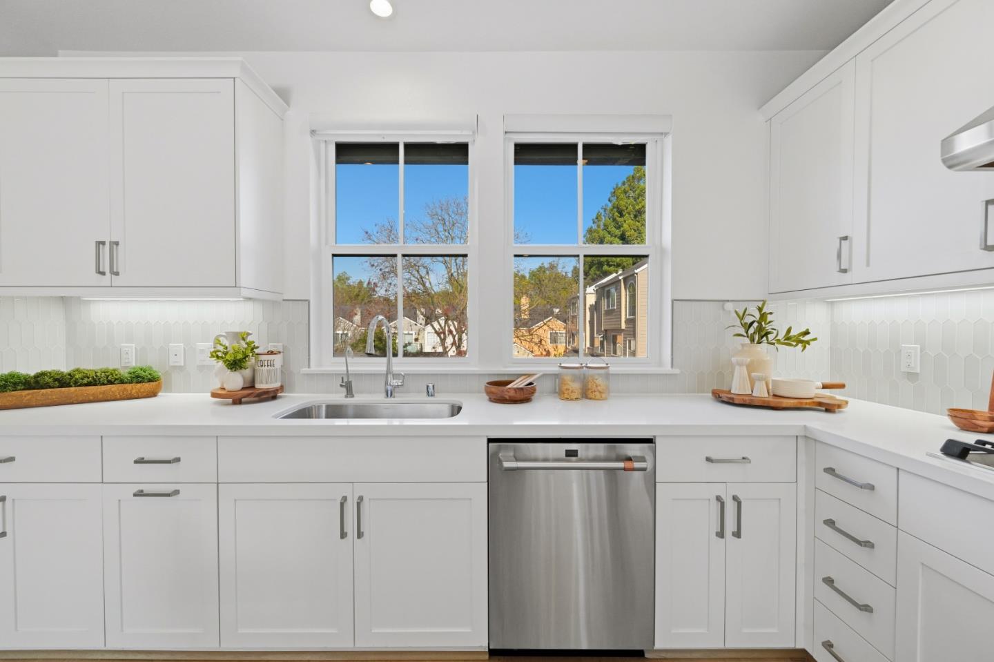 Detail Gallery Image 31 of 110 For 2020 Thea Cir, Mountain View,  CA 94043 - 3 Beds | 3/1 Baths