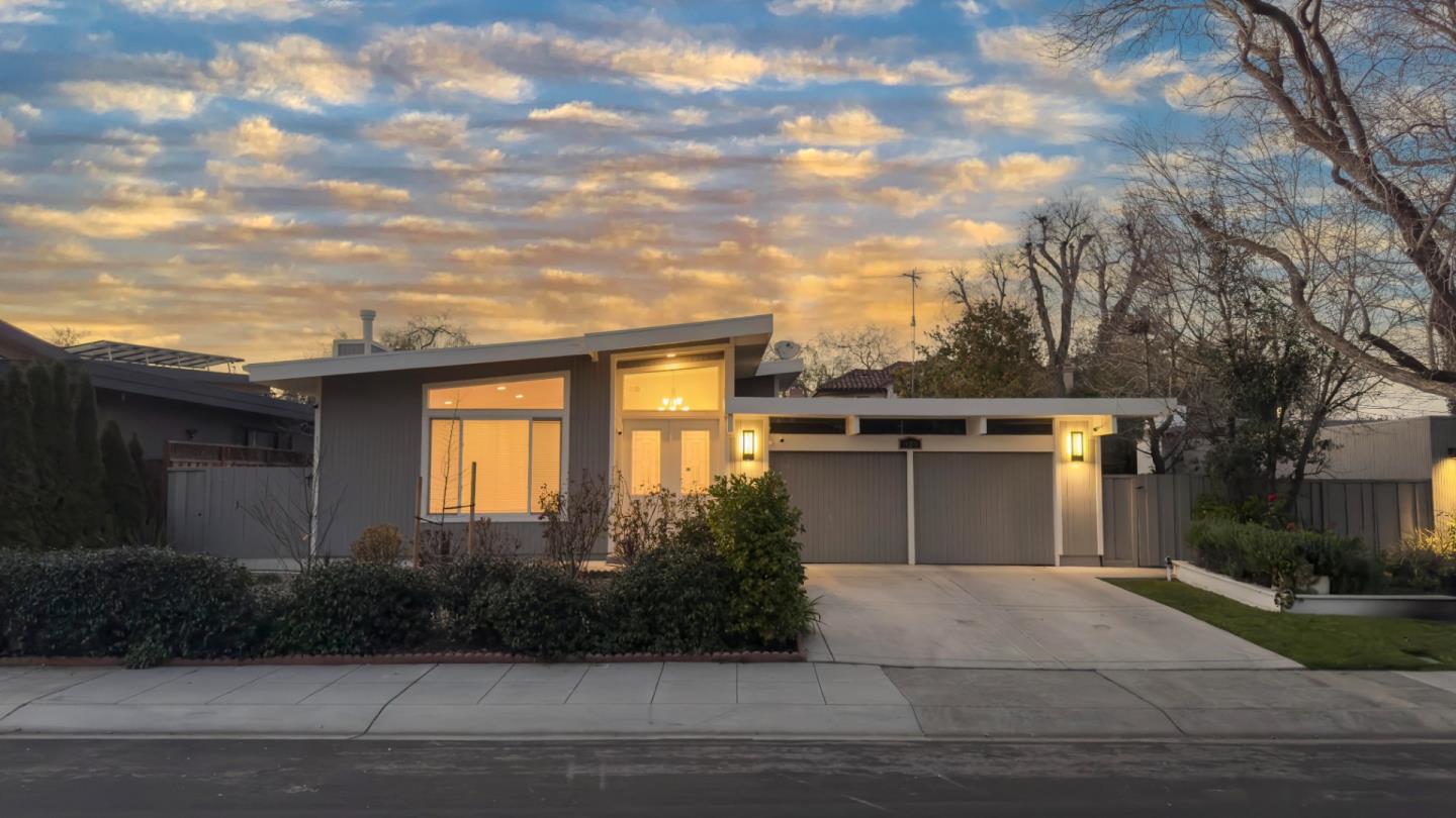 Detail Gallery Image 2 of 15 For 827 Richardson Ct, Palo Alto,  CA 94303 - 5 Beds | 3/1 Baths