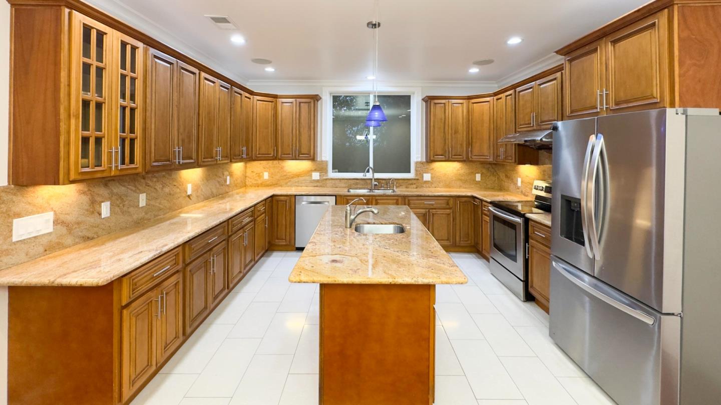 Detail Gallery Image 4 of 15 For 827 Richardson Ct, Palo Alto,  CA 94303 - 5 Beds | 3/1 Baths