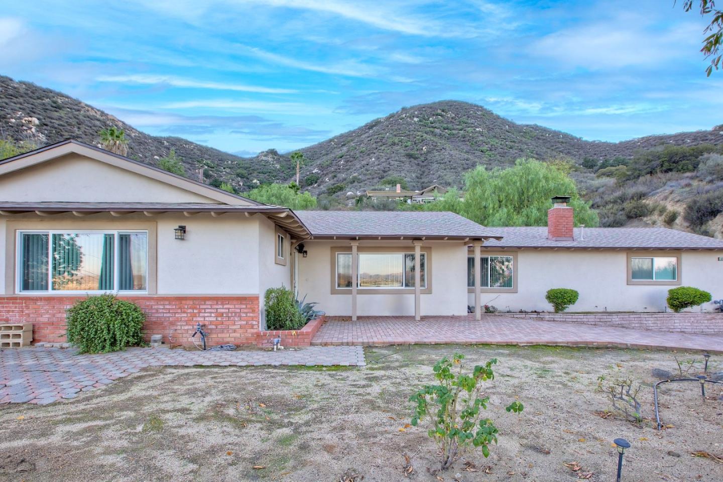 Detail Gallery Image 3 of 35 For 18261 Sanders Dr, Lake Elsinore,  CA 92530 - 3 Beds | 2 Baths