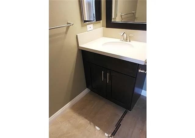 Detail Gallery Image 10 of 19 For 5460 Dobbs St, Los Angeles,  CA 90032 - 2 Beds | 2 Baths