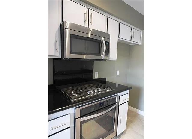 Detail Gallery Image 2 of 19 For 5460 Dobbs St, Los Angeles,  CA 90032 - 2 Beds | 2 Baths