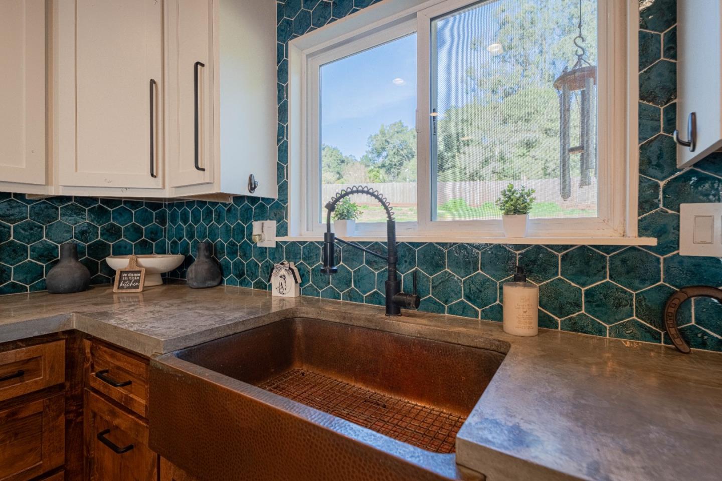 Detail Gallery Image 12 of 42 For 19112 Marjorie Rd, Salinas,  CA 93907 - 3 Beds | 2 Baths