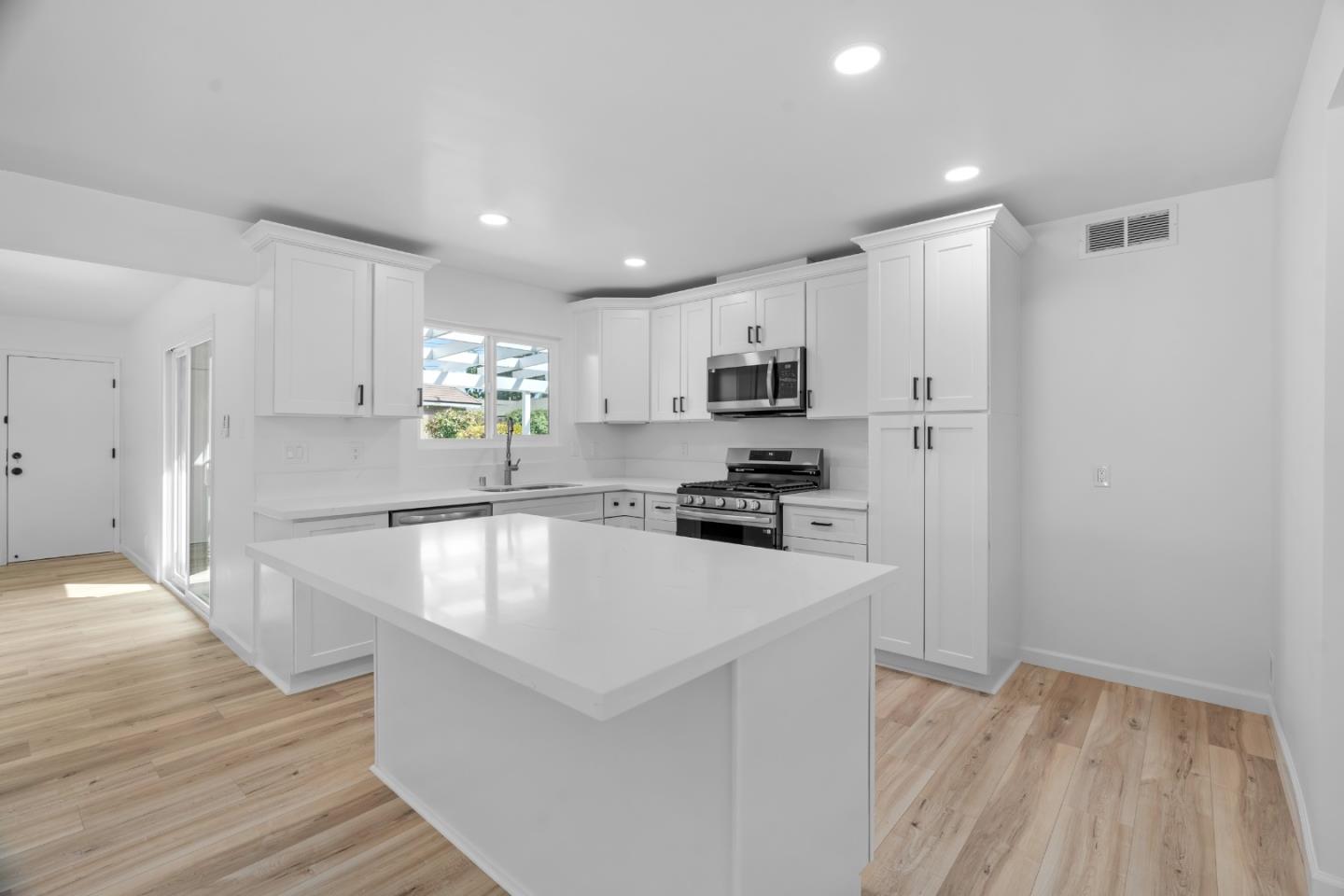 Detail Gallery Image 9 of 27 For 3221 Colgate Ln, Bakersfield,  CA 93306 - 4 Beds | 2 Baths