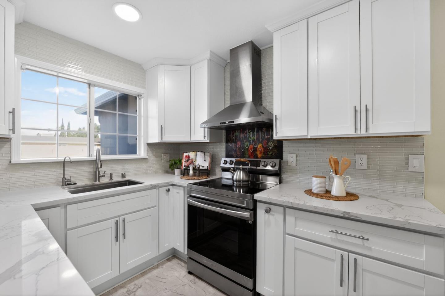 Detail Gallery Image 8 of 28 For 240 Santa Rosa Dr, San Jose,  CA 95111 - 3 Beds | 2 Baths