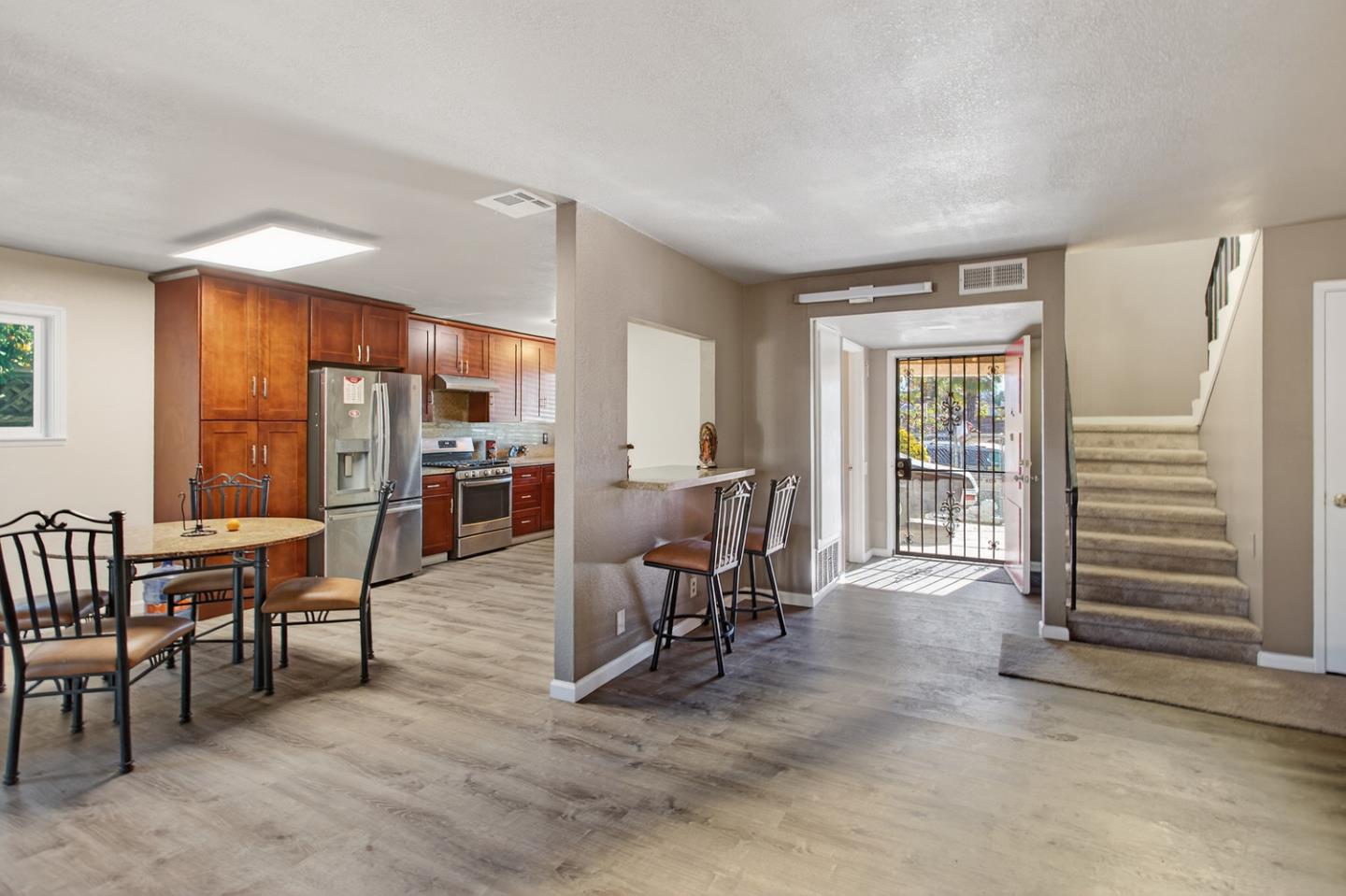 Detail Gallery Image 11 of 43 For 407 Southside Dr, San Jose,  CA 95111 - 6 Beds | 4/1 Baths