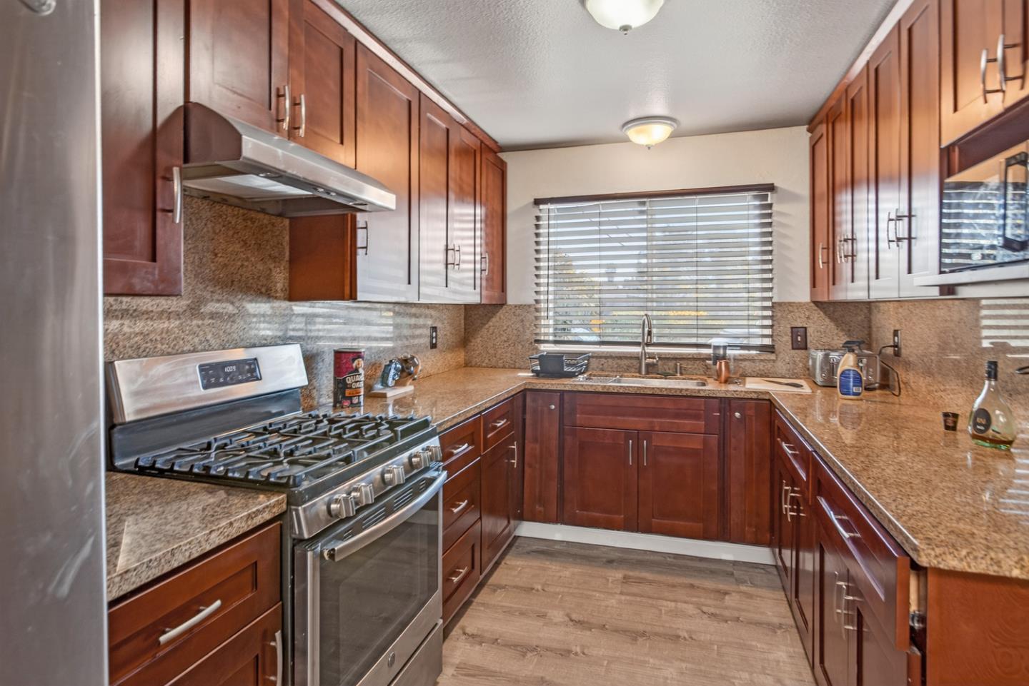 Detail Gallery Image 6 of 43 For 407 Southside Dr, San Jose,  CA 95111 - 6 Beds | 4/1 Baths