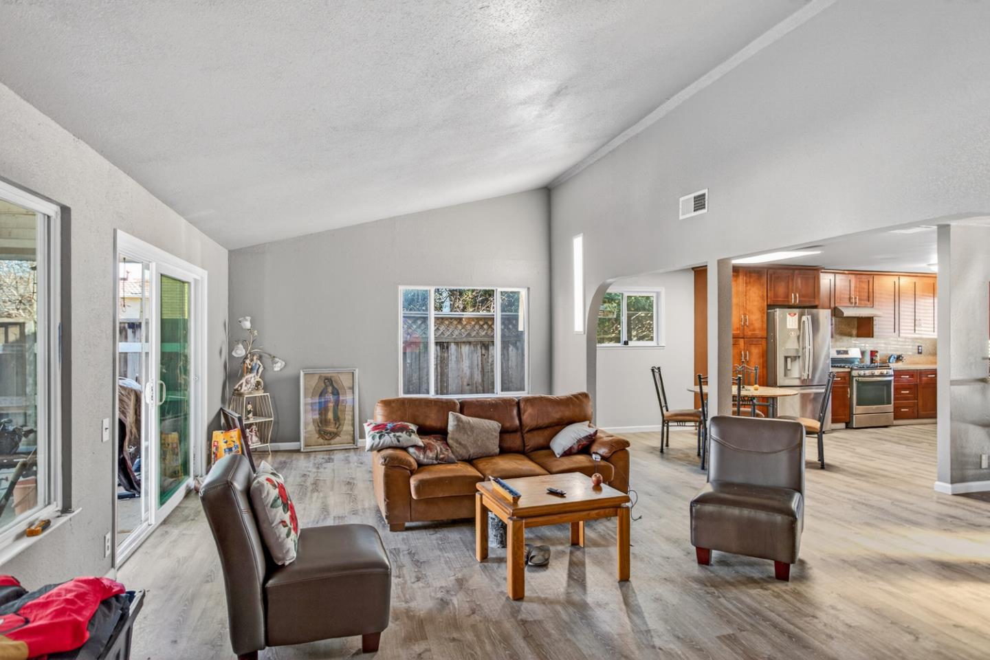 Detail Gallery Image 9 of 43 For 407 Southside Dr, San Jose,  CA 95111 - 6 Beds | 4/1 Baths