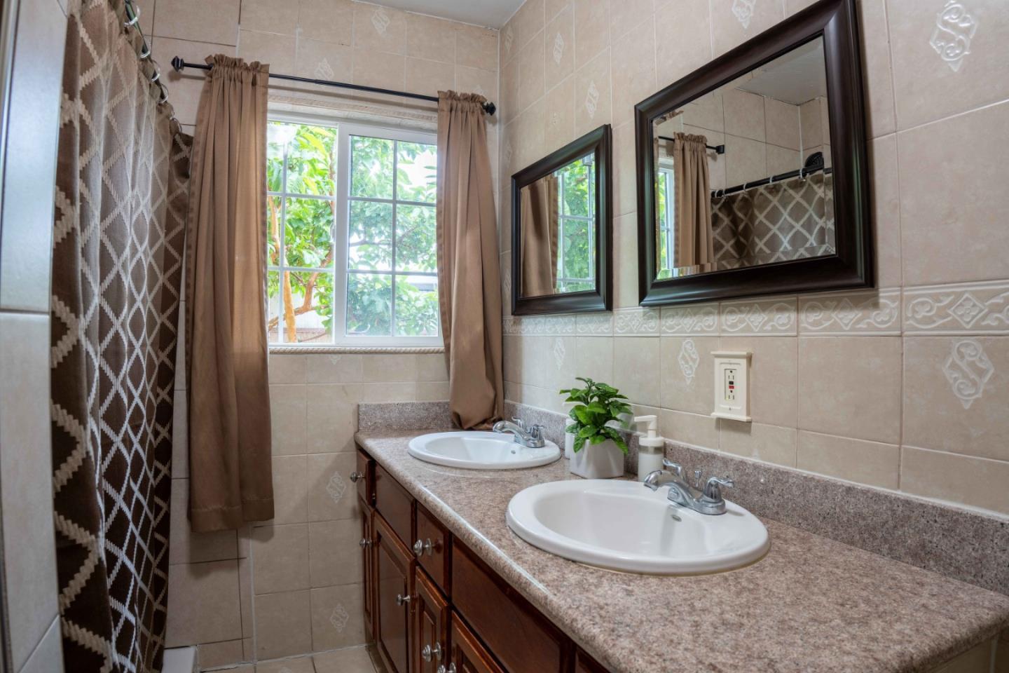 Detail Gallery Image 11 of 12 For 2232 Euclid Ave, East Palo Alto,  CA 94303 - 4 Beds | 2/1 Baths