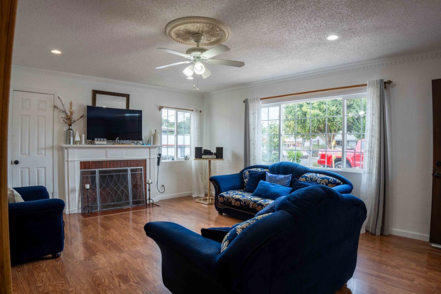 Detail Gallery Image 2 of 12 For 2232 Euclid Ave, East Palo Alto,  CA 94303 - 4 Beds | 2/1 Baths