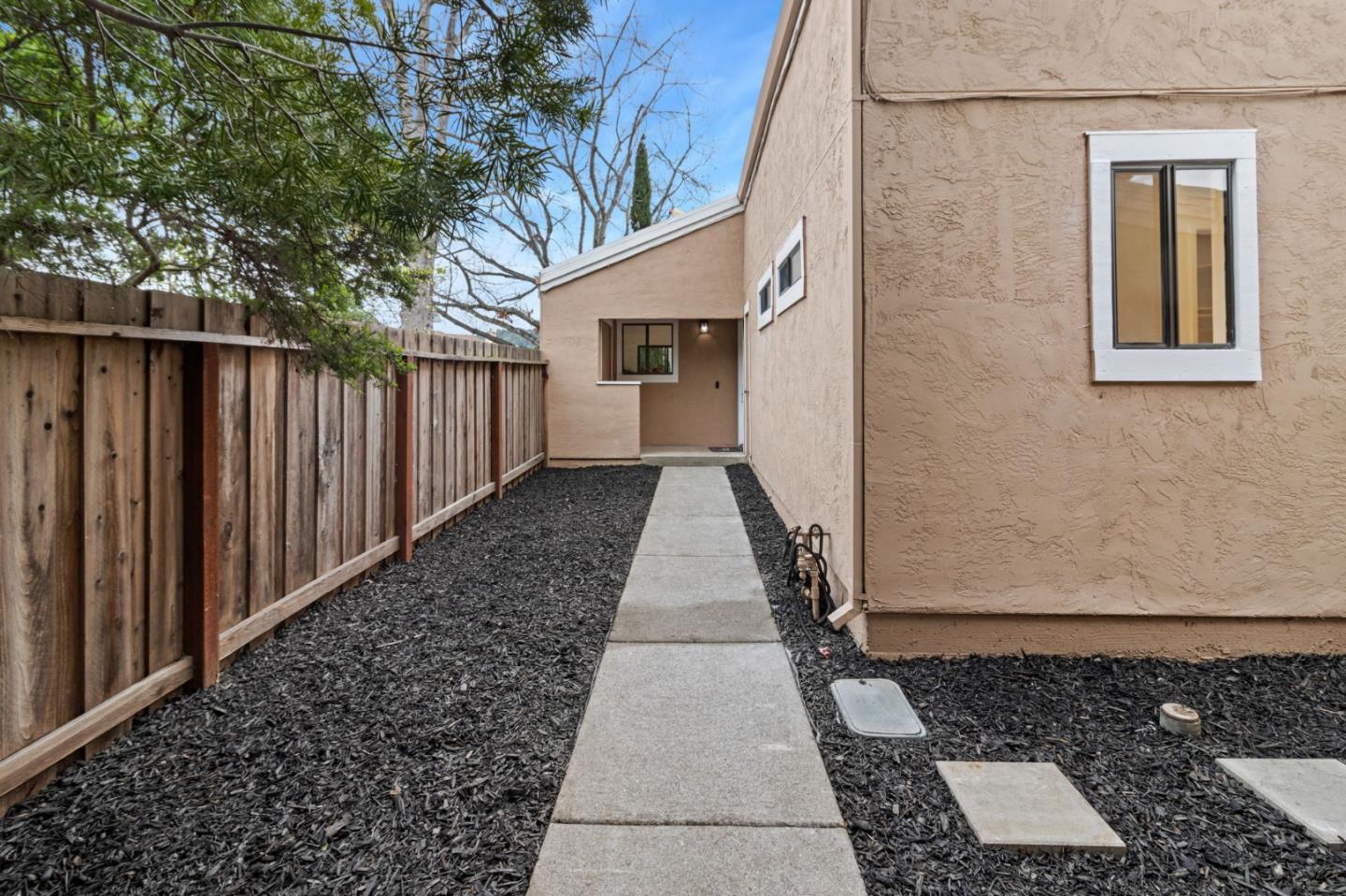 Detail Gallery Image 3 of 32 For 2757 Gamble Ct, Hayward,  CA 94542 - 2 Beds | 2 Baths