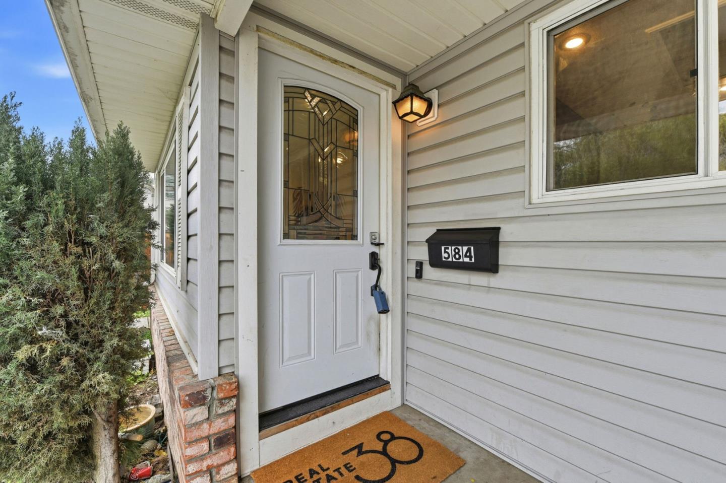 Detail Gallery Image 4 of 38 For 584 Giraudo Dr, San Jose,  CA 95111 - 4 Beds | 2 Baths