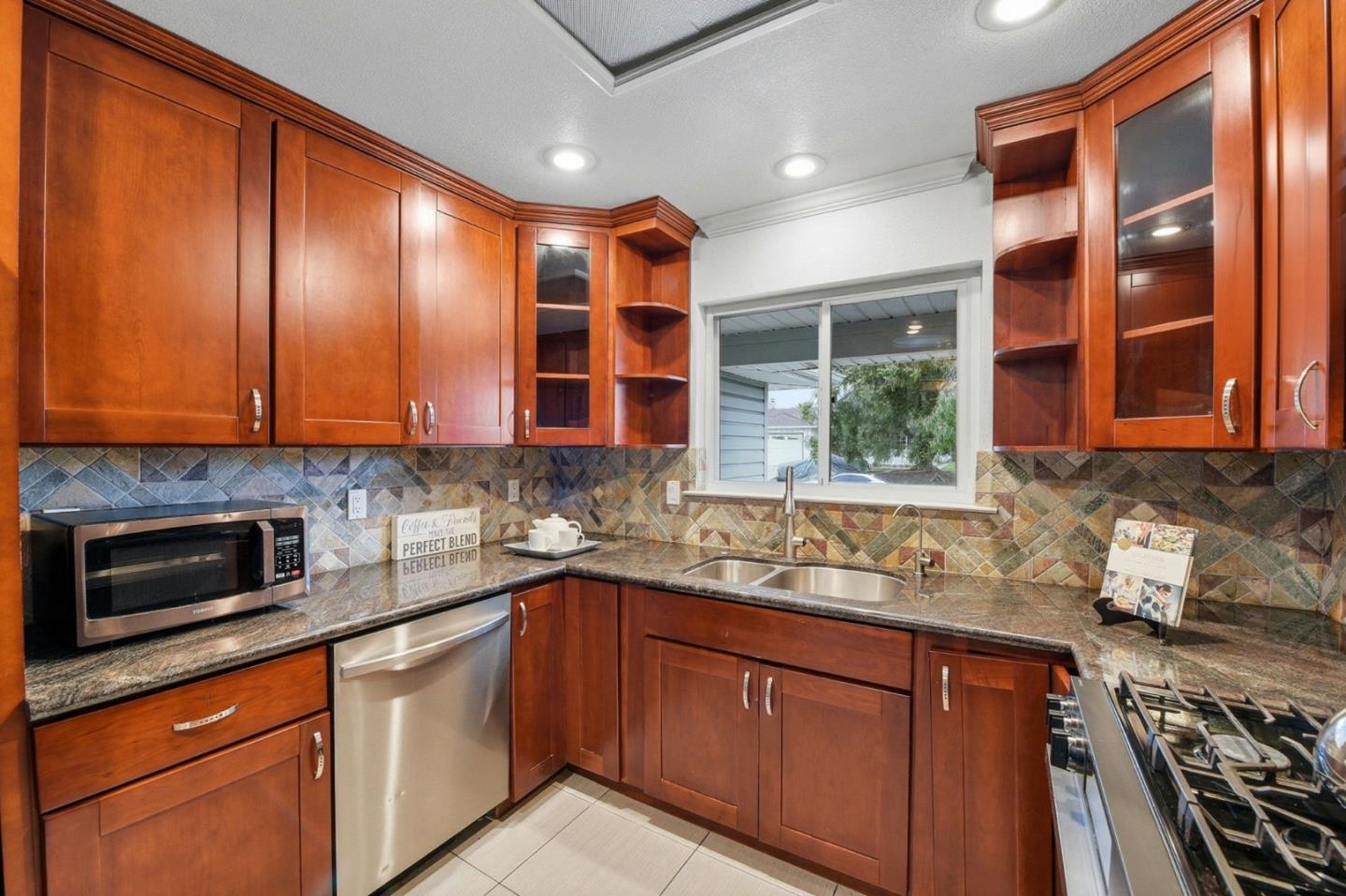 Detail Gallery Image 8 of 38 For 584 Giraudo Dr, San Jose,  CA 95111 - 4 Beds | 2 Baths