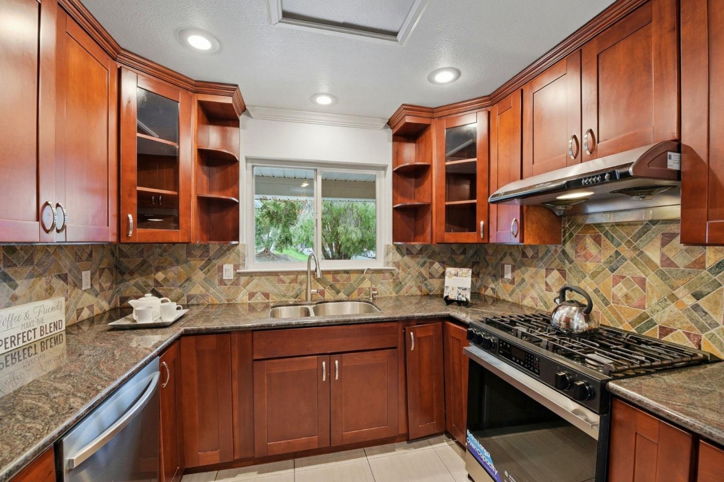 Detail Gallery Image 9 of 38 For 584 Giraudo Dr, San Jose,  CA 95111 - 4 Beds | 2 Baths