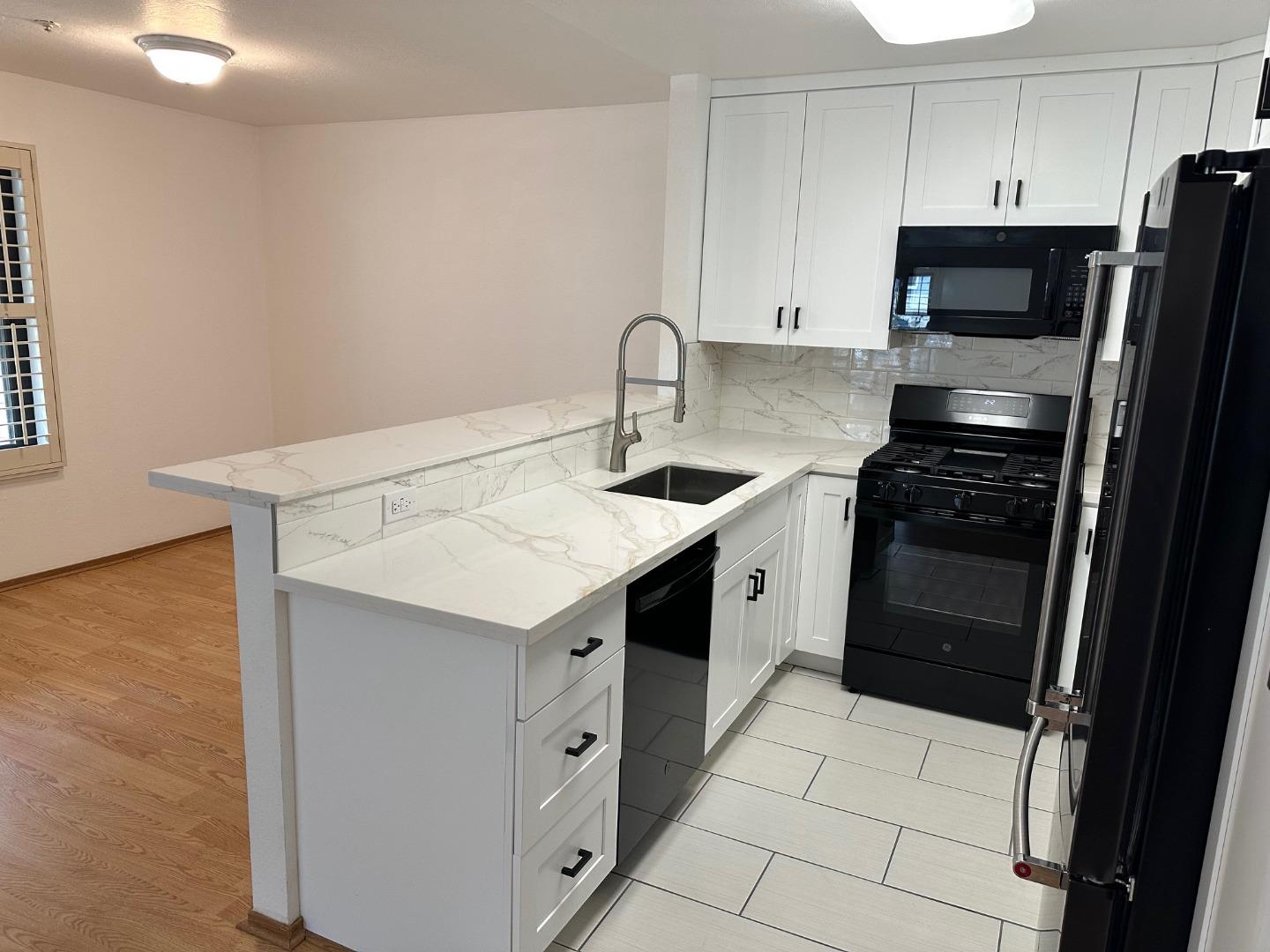 Detail Gallery Image 13 of 48 For 808 Red Leaf Ct, San Francisco,  CA 94134 - 2 Beds | 2 Baths