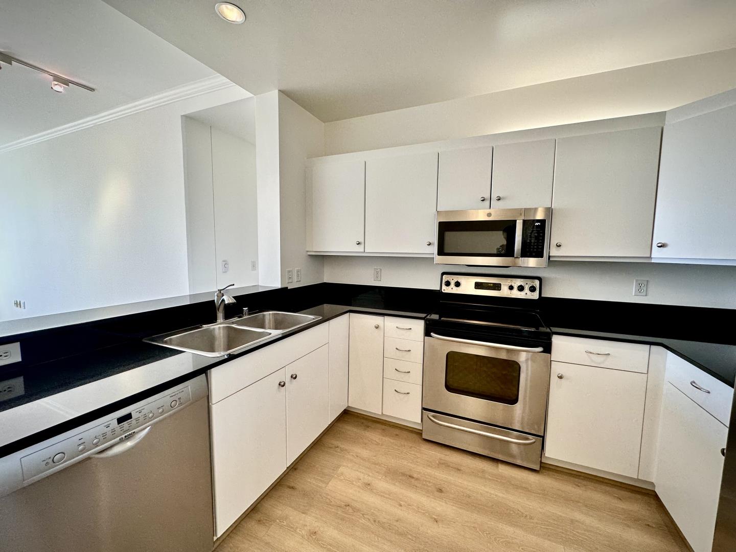 Detail Gallery Image 2 of 21 For 140 S Van Ness Ave #1124,  San Francisco,  CA 94103 - 1 Beds | 1 Baths