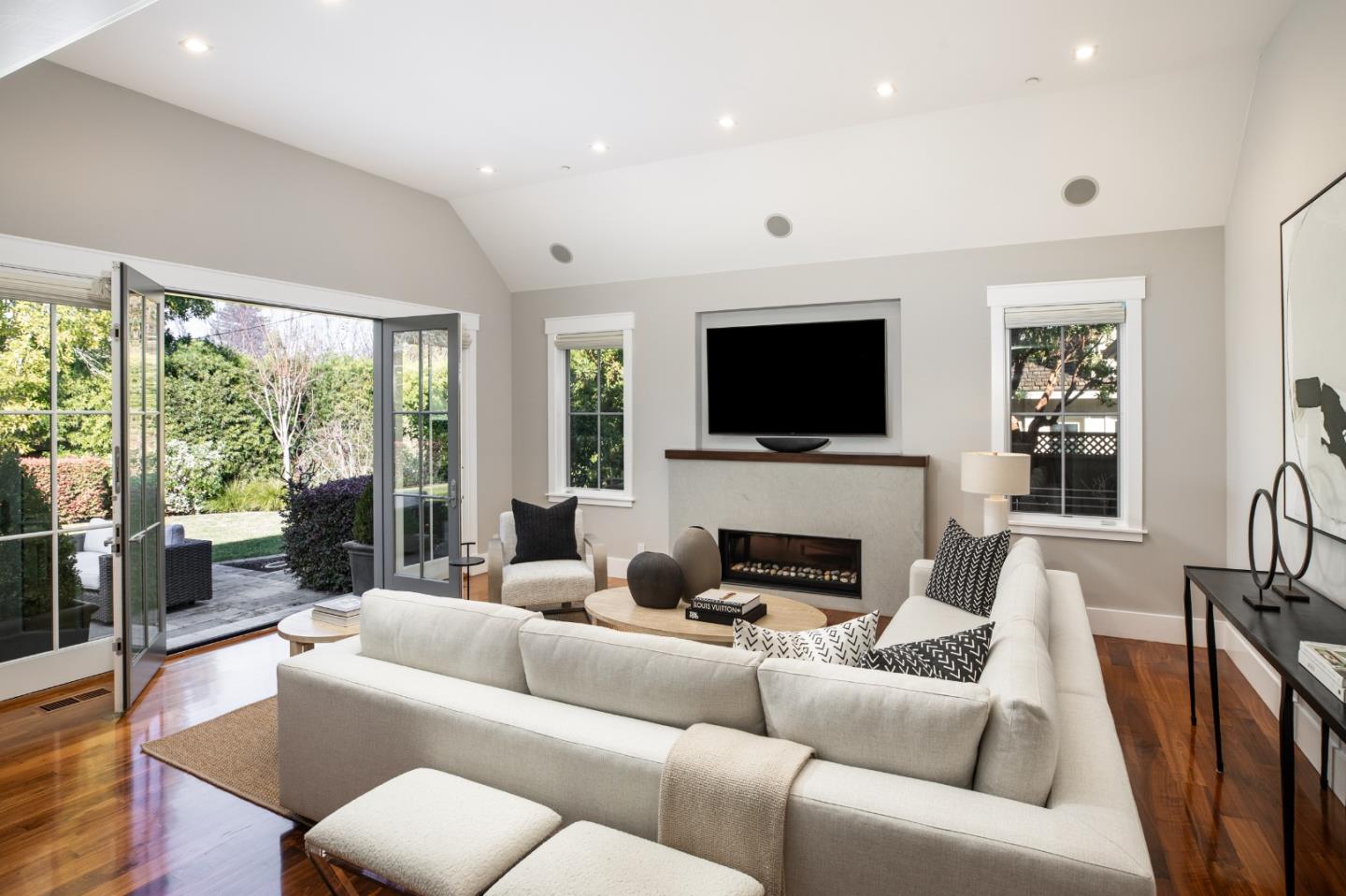 Detail Gallery Image 10 of 39 For 740 Windsor Dr, Menlo Park,  CA 94025 - 6 Beds | 5/2 Baths