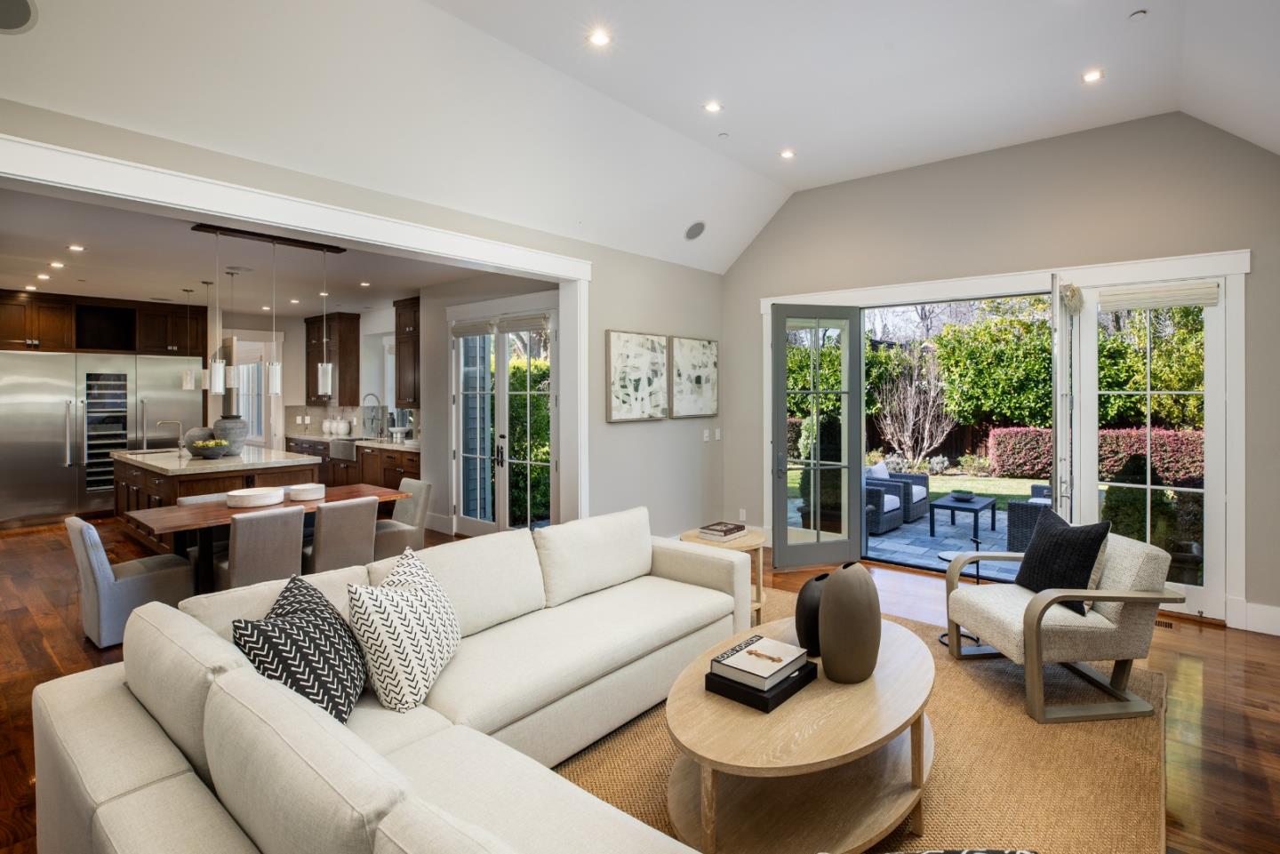 Detail Gallery Image 11 of 39 For 740 Windsor Dr, Menlo Park,  CA 94025 - 6 Beds | 5/2 Baths