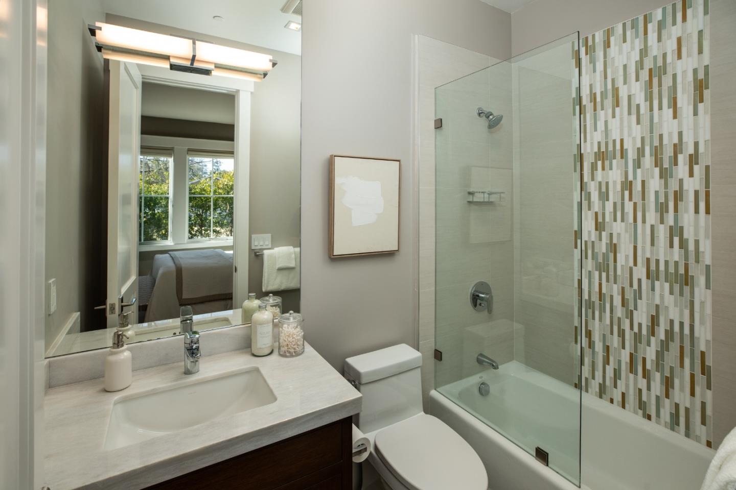 Detail Gallery Image 14 of 39 For 740 Windsor Dr, Menlo Park,  CA 94025 - 6 Beds | 5/2 Baths