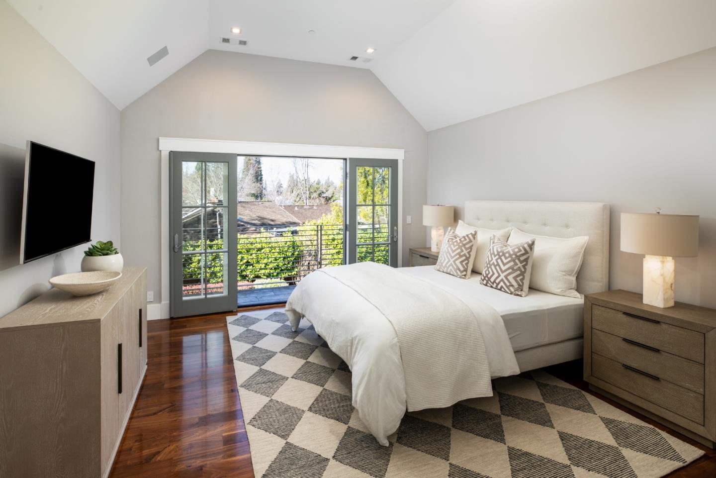 Detail Gallery Image 16 of 39 For 740 Windsor Dr, Menlo Park,  CA 94025 - 6 Beds | 5/2 Baths