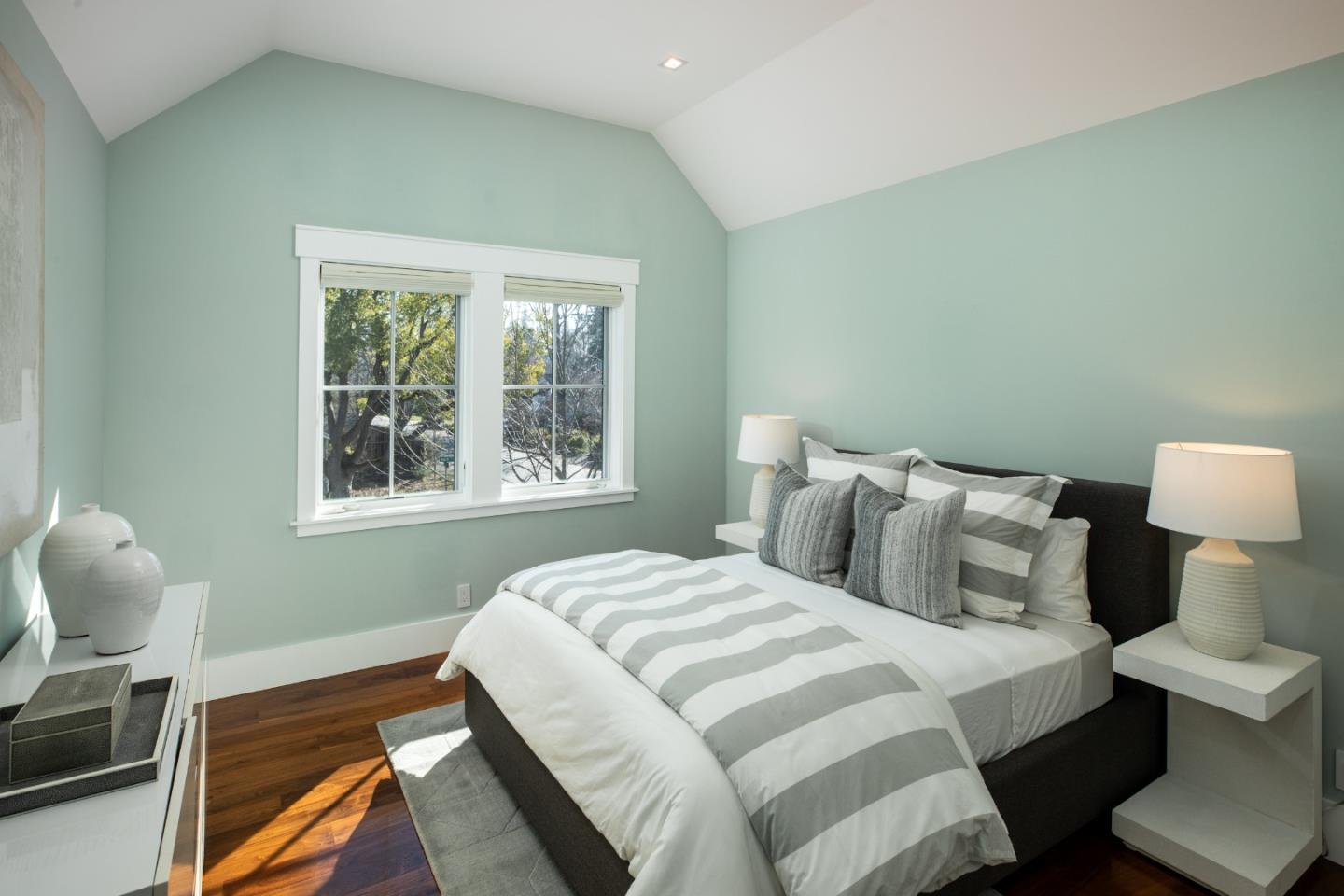 Detail Gallery Image 20 of 39 For 740 Windsor Dr, Menlo Park,  CA 94025 - 6 Beds | 5/2 Baths