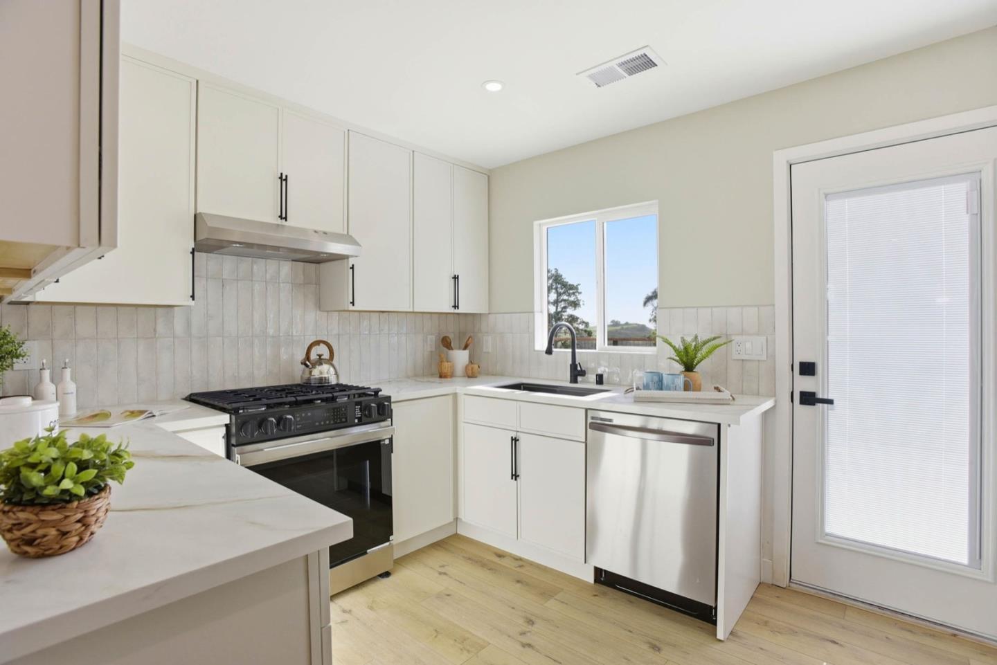 Detail Gallery Image 12 of 48 For 704 Claridge Dr, Pacifica,  CA 94044 - 3 Beds | 3 Baths