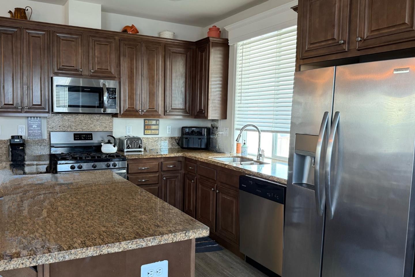 Detail Gallery Image 3 of 10 For 1200 W Winton Ave #119,  Hayward,  CA 94545 - 2 Beds | 2 Baths