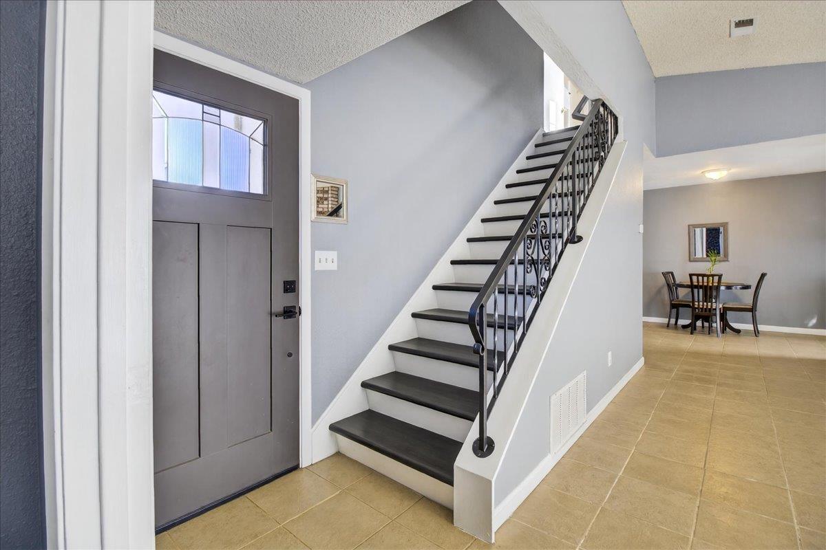 Detail Gallery Image 6 of 34 For 561 Powell St, Salinas,  CA 93907 - 3 Beds | 2 Baths