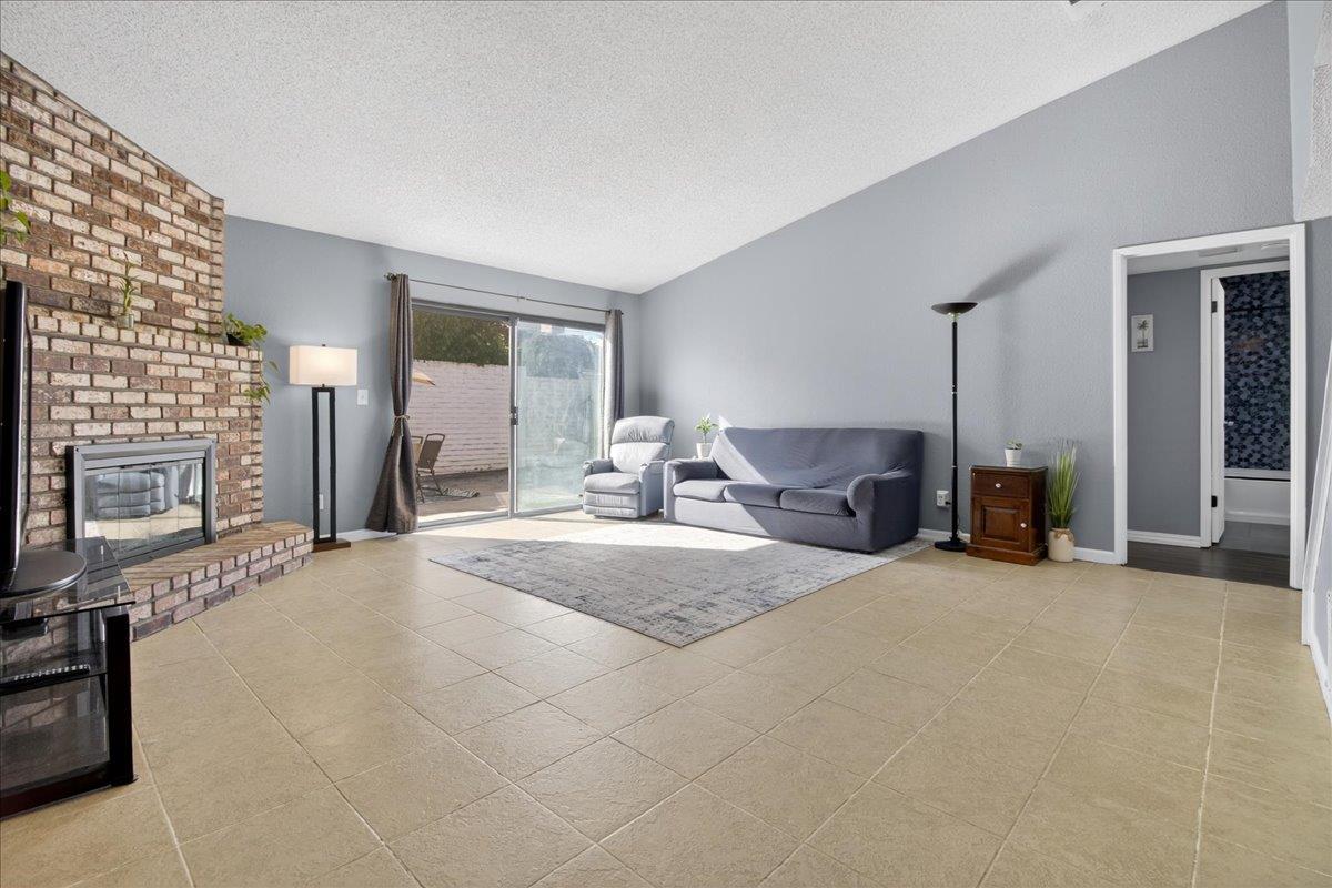 Detail Gallery Image 8 of 34 For 561 Powell St, Salinas,  CA 93907 - 3 Beds | 2 Baths