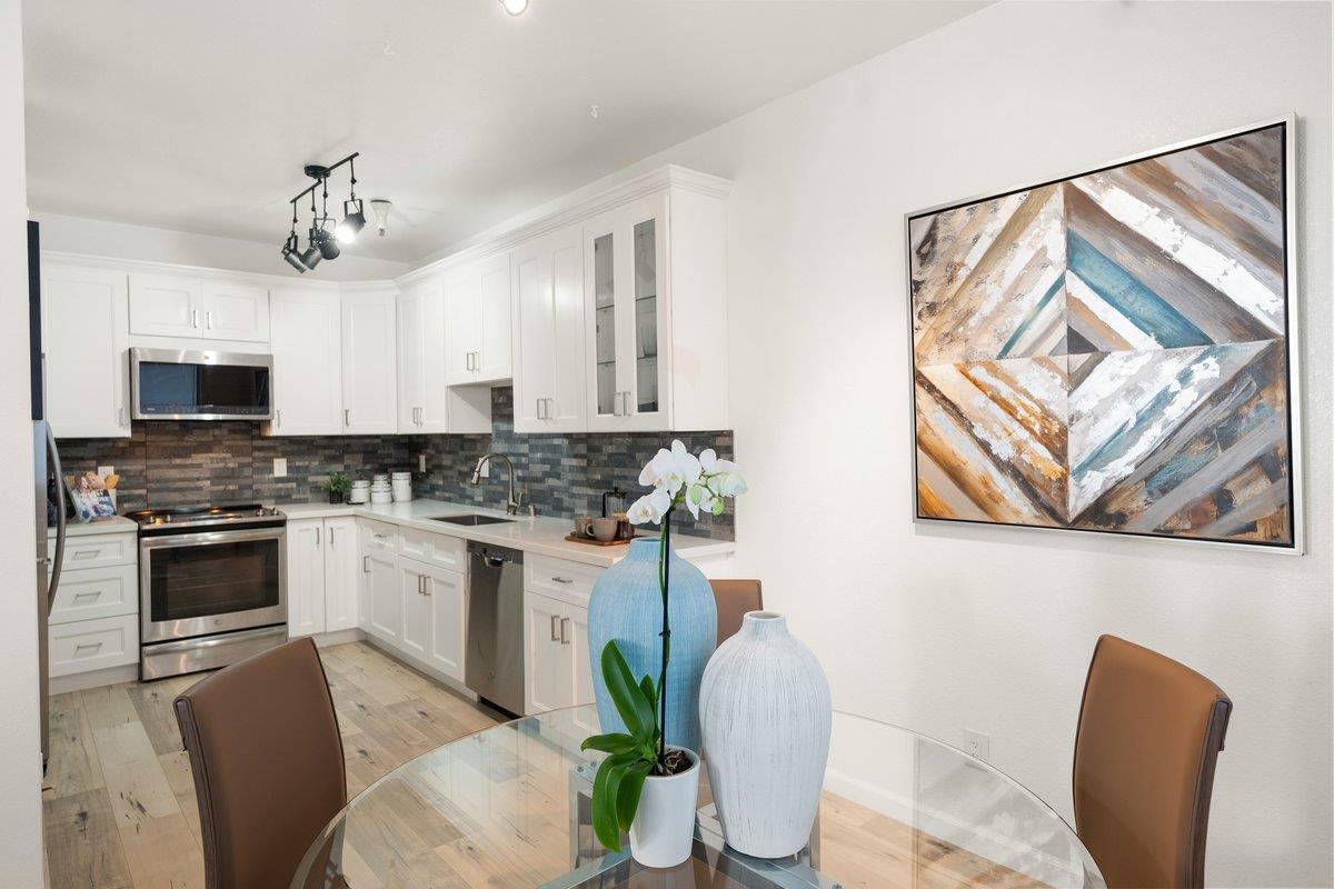 Detail Gallery Image 12 of 33 For 453 Cork Harbour Cir #E,  Redwood City,  CA 94065 - 1 Beds | 1 Baths