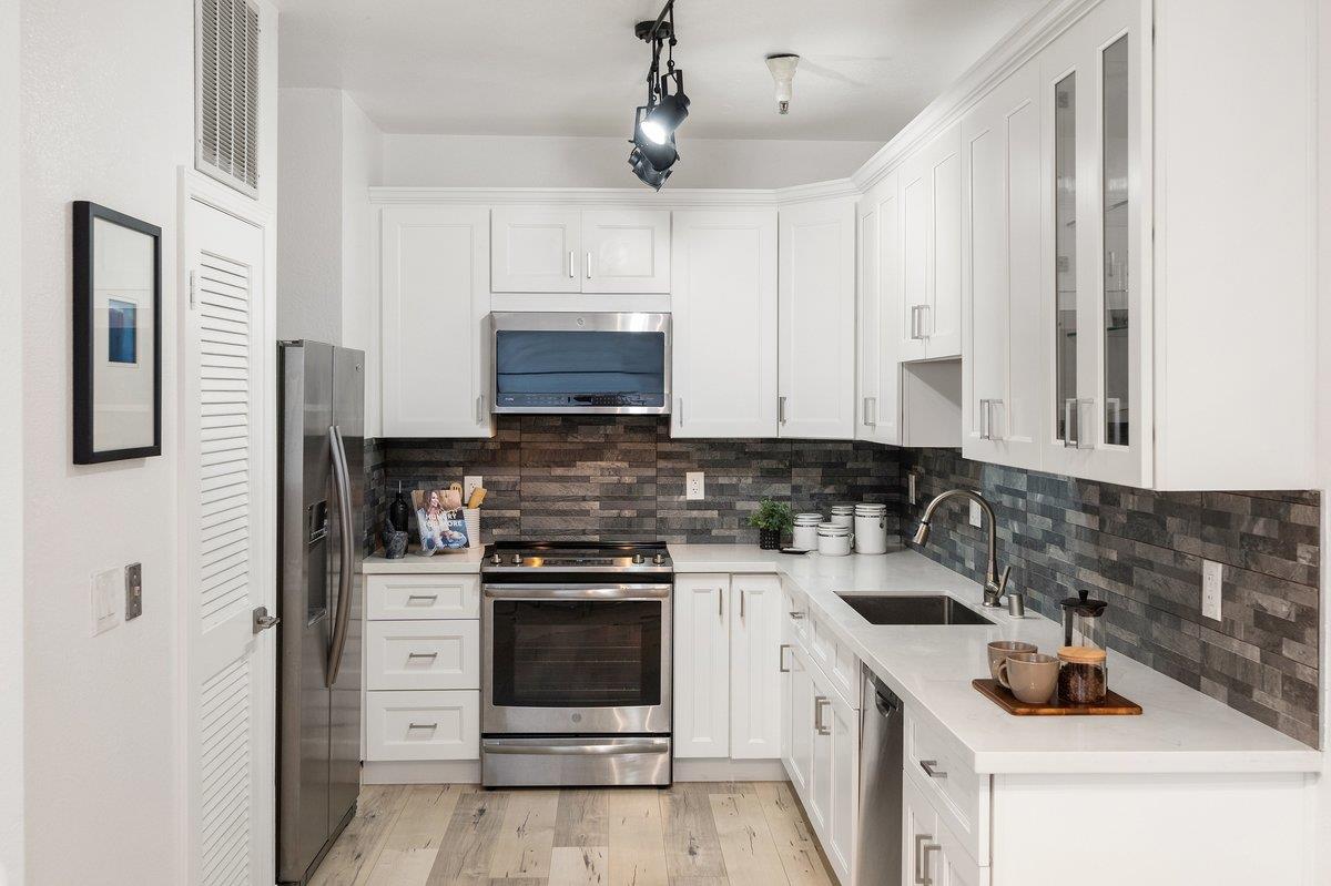 Detail Gallery Image 15 of 33 For 453 Cork Harbour Cir #E,  Redwood City,  CA 94065 - 1 Beds | 1 Baths