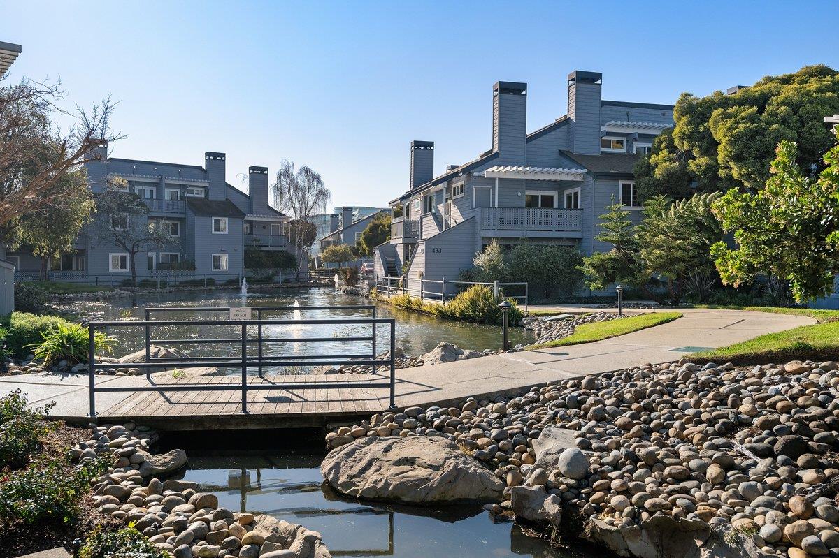 Detail Gallery Image 3 of 33 For 453 Cork Harbour Cir #E,  Redwood City,  CA 94065 - 1 Beds | 1 Baths