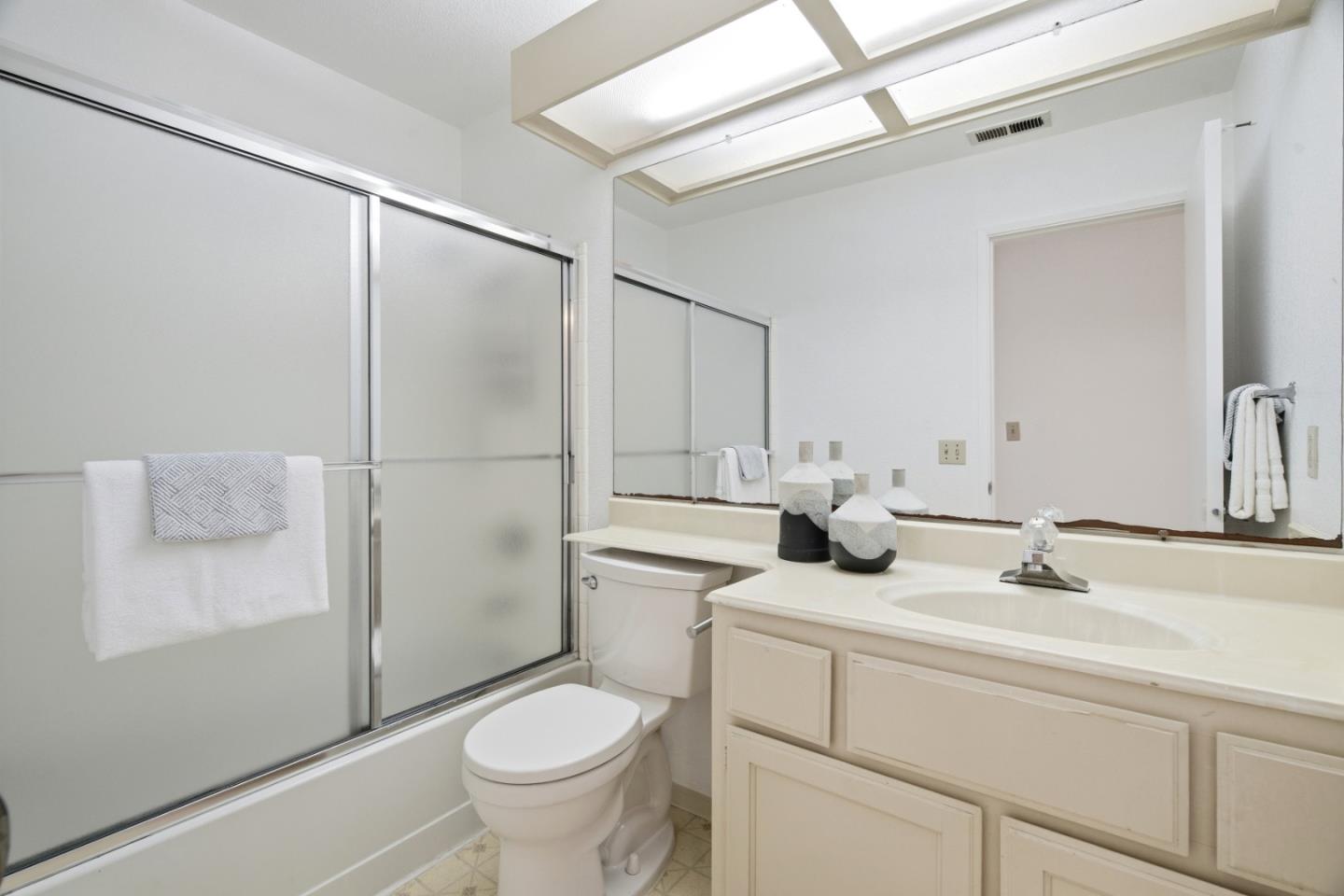 Detail Gallery Image 18 of 22 For 25495 Southwick Dr #101,  Hayward,  CA 94544 - 3 Beds | 2/1 Baths