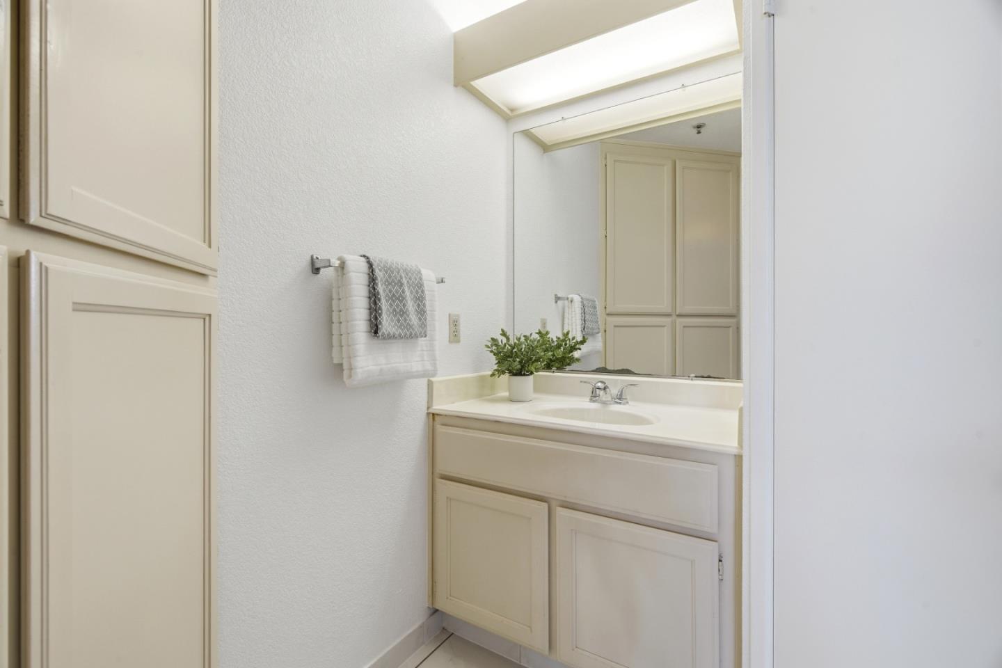 Detail Gallery Image 9 of 22 For 25495 Southwick Dr #101,  Hayward,  CA 94544 - 3 Beds | 2/1 Baths