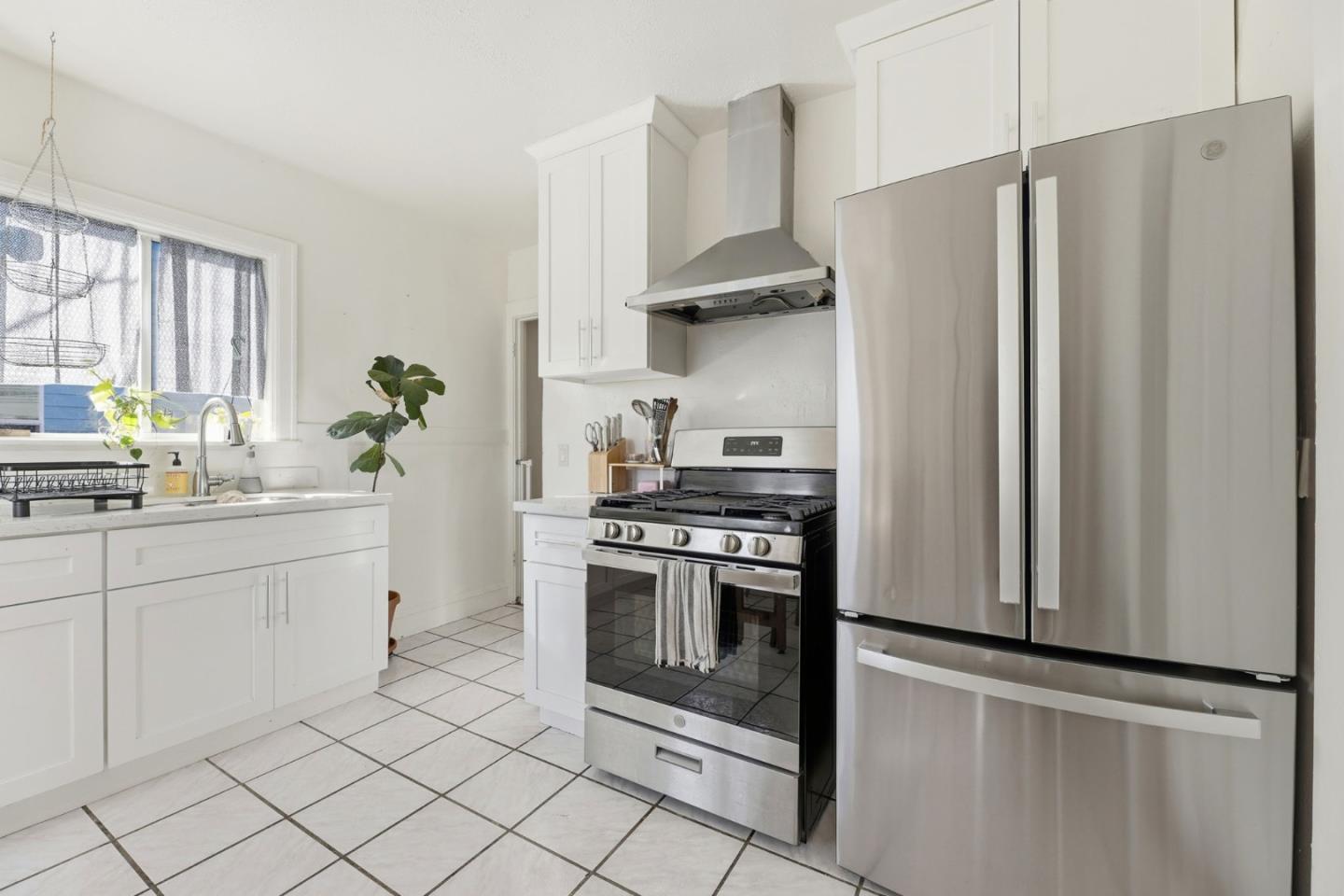 Detail Gallery Image 10 of 22 For 1000 81st Ave, Oakland,  CA 94621 - 2 Beds | 1 Baths