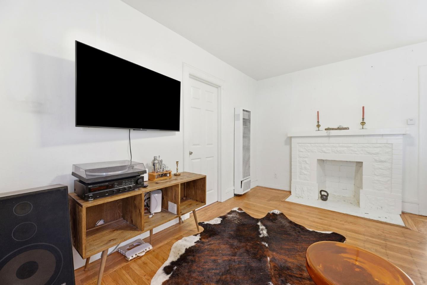 Detail Gallery Image 5 of 22 For 1000 81st Ave, Oakland,  CA 94621 - 2 Beds | 1 Baths